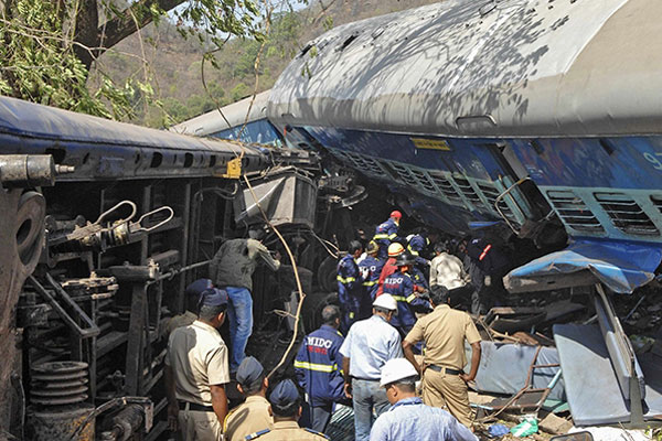 В Индии сошел с рельсов поезд, много погибших