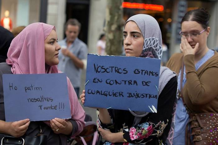 Мусульмане в Барселоне провели акцию протеста против терроризма