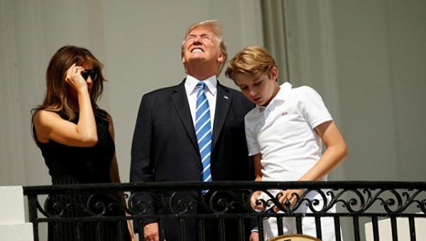 Трампа высмеяли за наблюдение за затмением Солнца без защитных очков