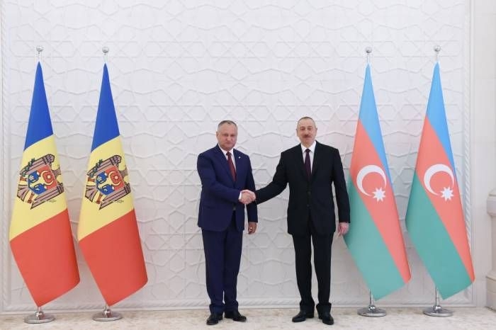 Президент Ильхам Алиев поздравил молдавского коллегу