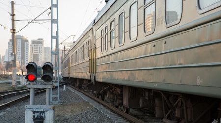 В Кешля игравшего на рельсах ребенка сбил поезд