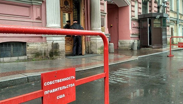 Генконсульство США в Петербурге облили краской