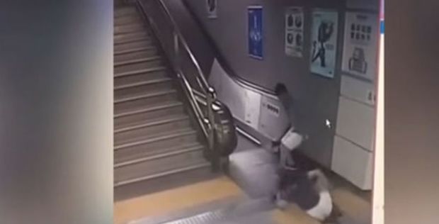 Женщина провалилась под пол в метро (ВИДЕО)