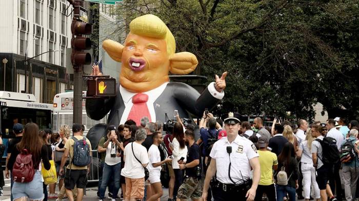 В Вашингтоне появилась огромная надувная "Трамп-крыса"