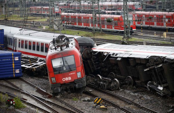 20 человек пострадали при столкновении поездов в Польше
