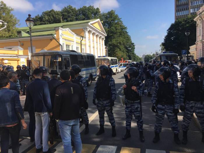 Акция протеста мусульман у посольства Мьянмы в Москве