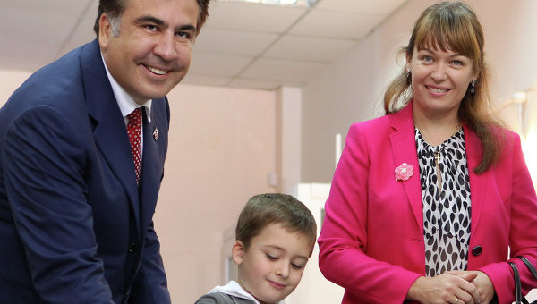 Жена и сын Саакашвили вернулись в Тбилиси