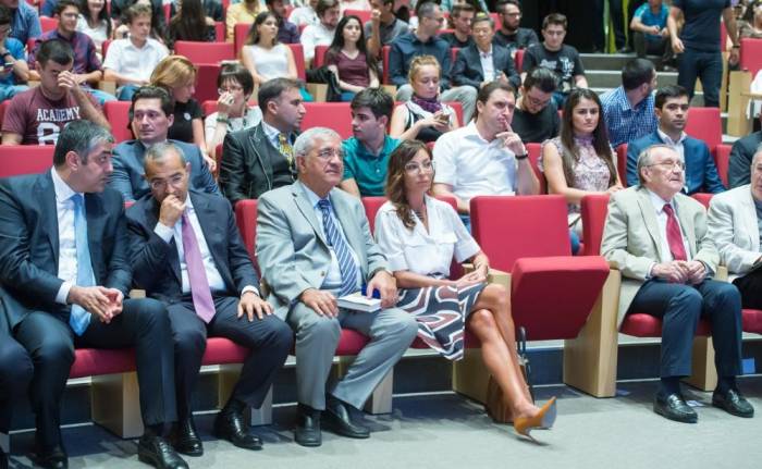  Мехрибан Алиева посетила лекцию американского бизнесмена 