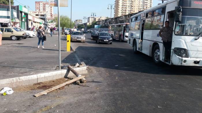 В Баку автобус въехал в остановку: есть пострадавшие (ФОТО)