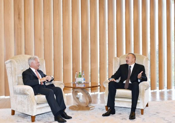 Президент Азербайджана принял британского министра
