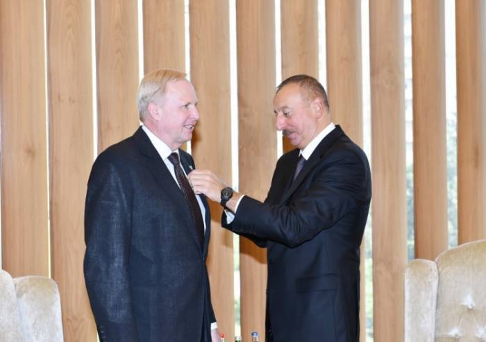 Ильхам Алиев наградил гендиректа BP орденом "Достлуг"