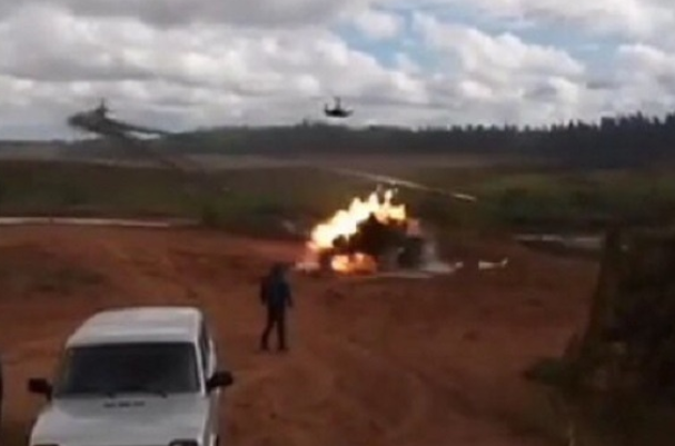 На учениях российский вертолет обстрелял зрителей (ВИДЕО)