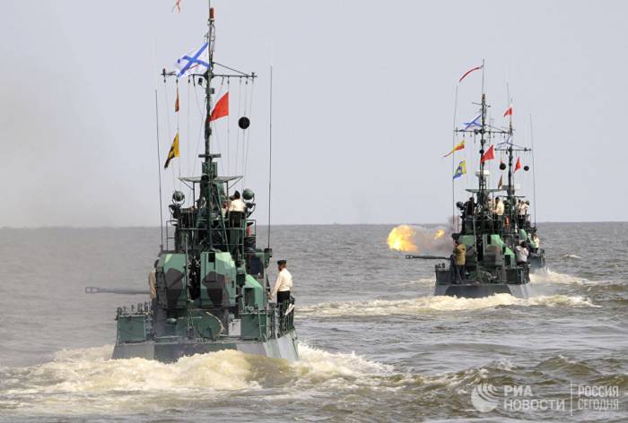 Экипажи кораблей Каспийской флотилии проводят учения