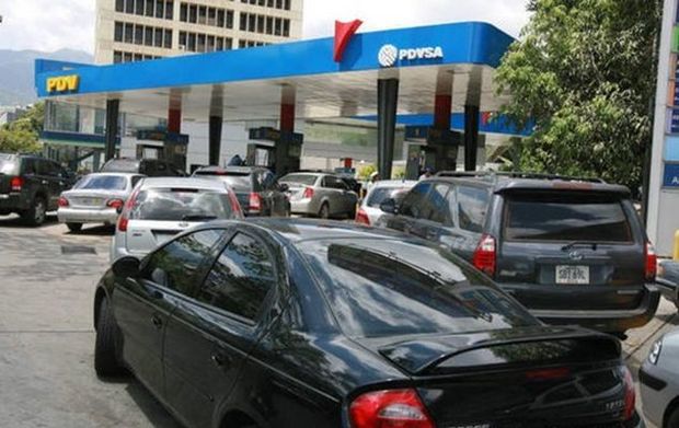 Многочасовые очереди за бензином выстроились в Венесуэле