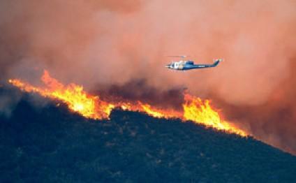 Вертолет МЧС Азербайджана начал тушить лесные пожары в Грузии