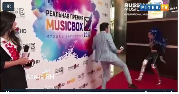 Армянская певица подралась с российским ведущим в прямом эфире (ВИДЕО)