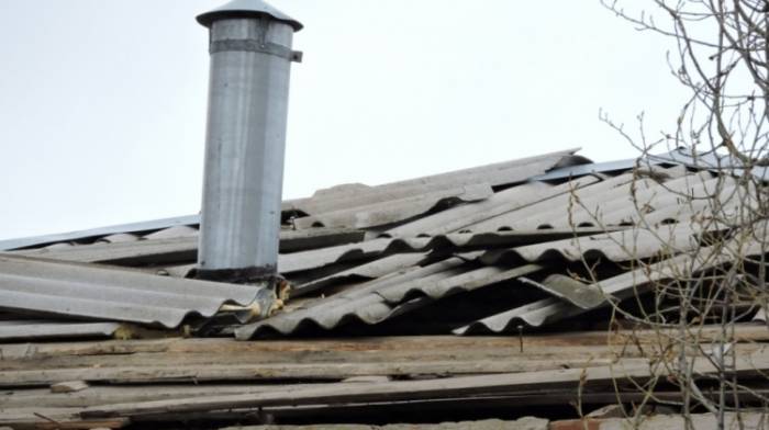 Ветер сорвал крышу жилого дома в Масаллы