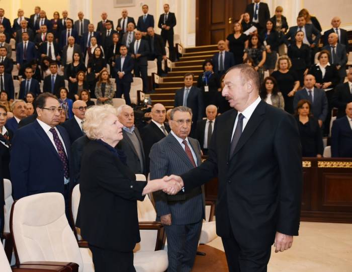 Ильхам Алиев на церемонии прощания с Лютфи Заде (ФОТО)
