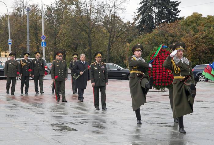 Закир Гасанов посетил монумент Победы в Минске