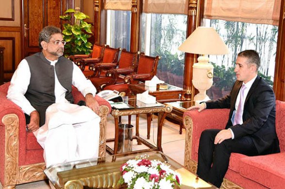 Посол Азербайджана встретился с премьер-министром Пакистана