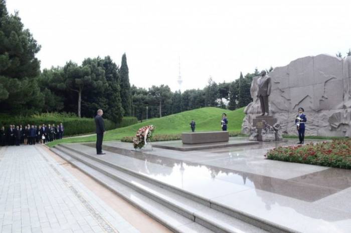 Президент Болгарии посетил могилу Гейдара Алиева и Аллею Шехидов (ФОТО)
