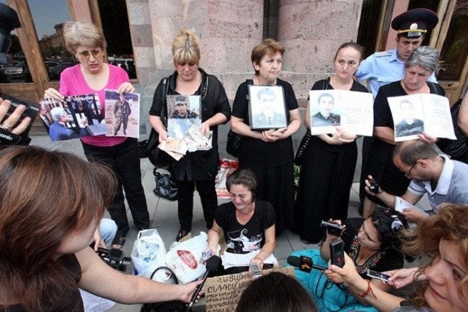 Армянская мать: «А когда наших неопытных детей посылали под пули в апреле, они не так говорили!» (ФОТО)