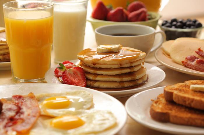 У плотно завтракающих людей здоровые сосуды – исследование
