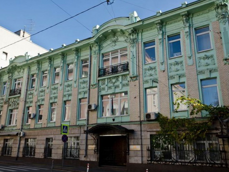 Россиянка устроила погром в посольстве Азербайджана