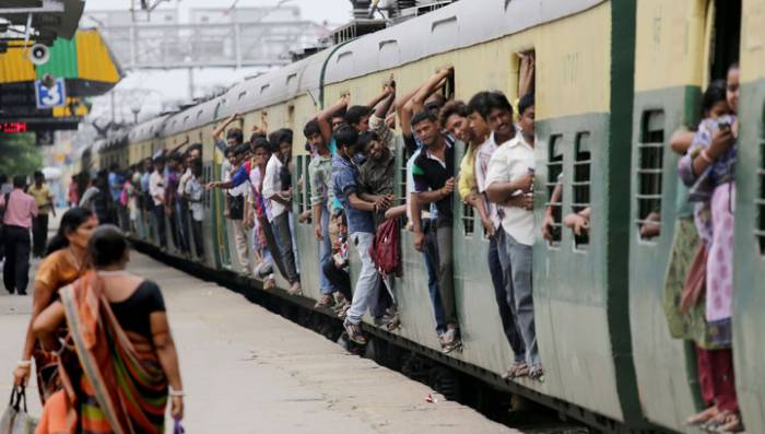 Поезд врезался в толпу женщин в Индии