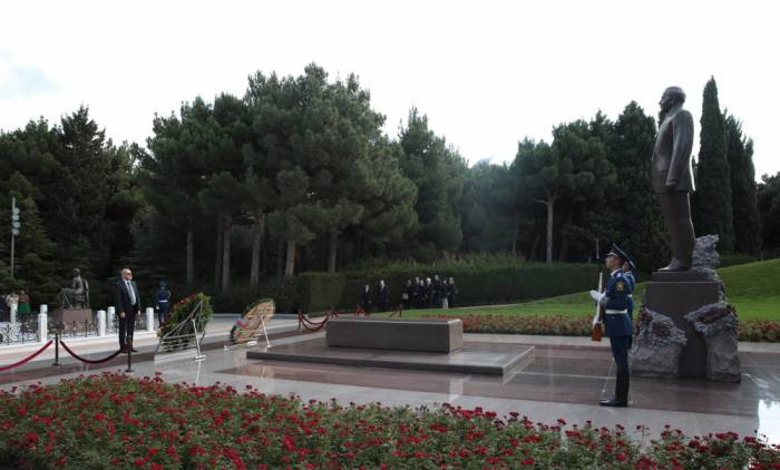 Министр иностранных дел Монтенегро посетил могилу Гейдара Алиева