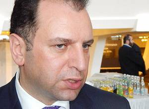Министр обороны Армении не хочет говорить о своей «службе» в армии