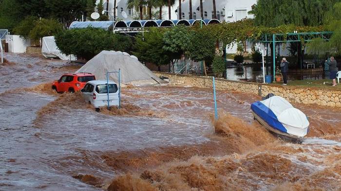 Дожди затопили турецкий Мерсин