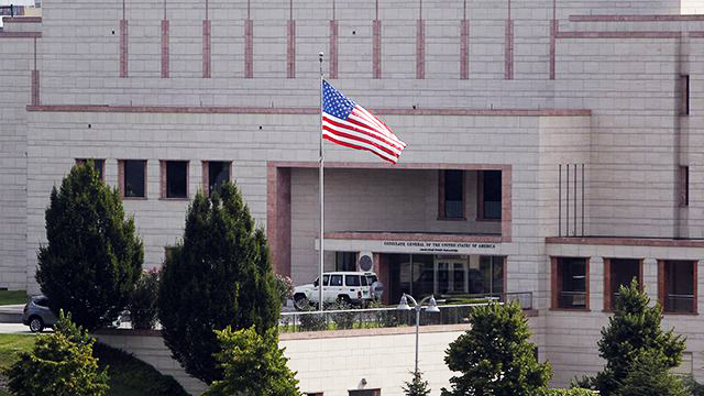 В посольство США в Азербайджане припусщен флаг