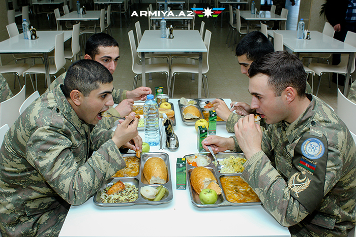 Ужин в армии. Обед в армии. Питание в армии. Еда в армии. Столовая в армии.