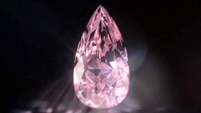 В Гонконге за $32 млн продали редкий розовый бриллиант