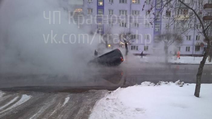 В России авто с беременной женщиной провалось в яму с кипятком (фото, видео)