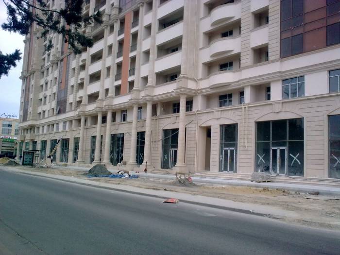 В Баку обрушилось строящееся здание - ФОТО