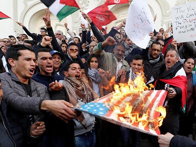 Тысячи людей пикетируют посольство США в Джакарте из-за решения по Иерусалиму