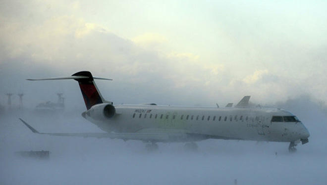 Аэропорт Бирмингема отменил десятки рейсов из-за сильного снегопада