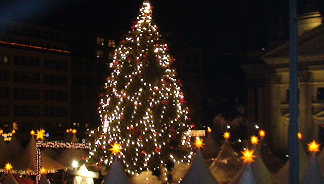 В Германии 15-метровая рождественская ель упала на посетителей ярмарки