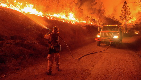 Пожар "Томас" в Калифорнии уничтожил 900 зданий