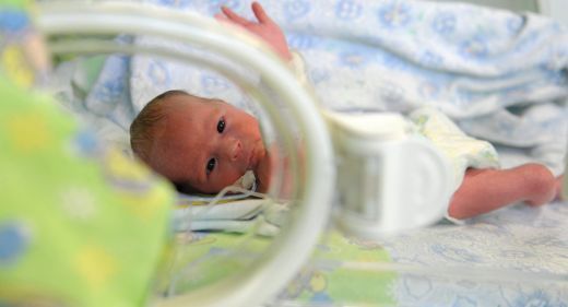 В Азербайджане рожден ребенок размером с ладонь