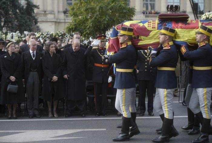 Десятки тысяч человек пришли на похороны бывшего короля Румынии