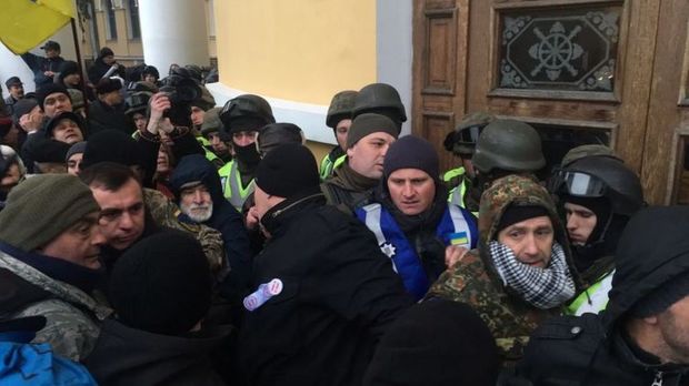 Полиция Киева открыла два уголовных дела из-за столкновений под Октябрьским дворцом