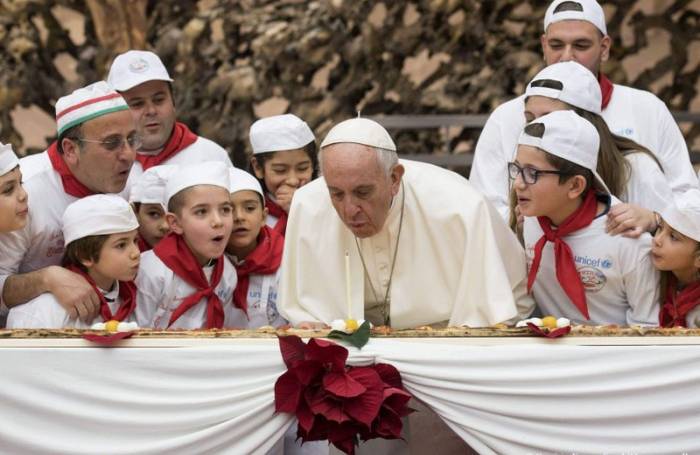 Папа Франциск отпраздновал свой день рождения 13-ти футовой пиццей