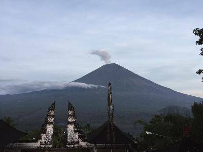 На Бали зафиксировано новое извержение вулкана