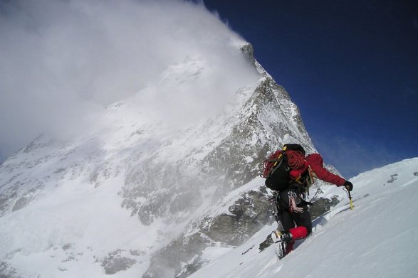 Начался поиск добровольцев для спасения пропавших альпинистов