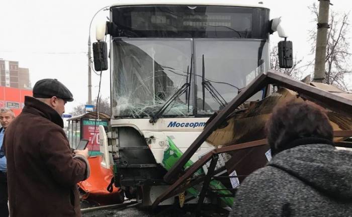 Автобус въехал в остановку в Москве: есть погибшие