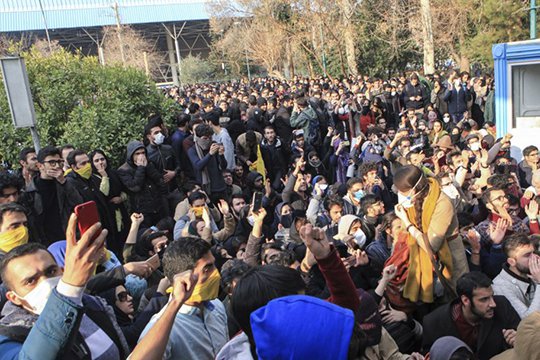 Власти Ирана считают протестующих мятежниками, угрожая им казнью
