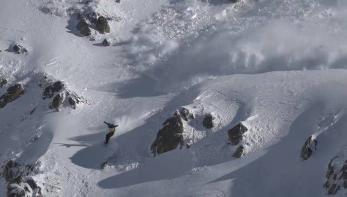 Сноубордист успел скрыться от спровоцированной им же лавины - ВИДЕО